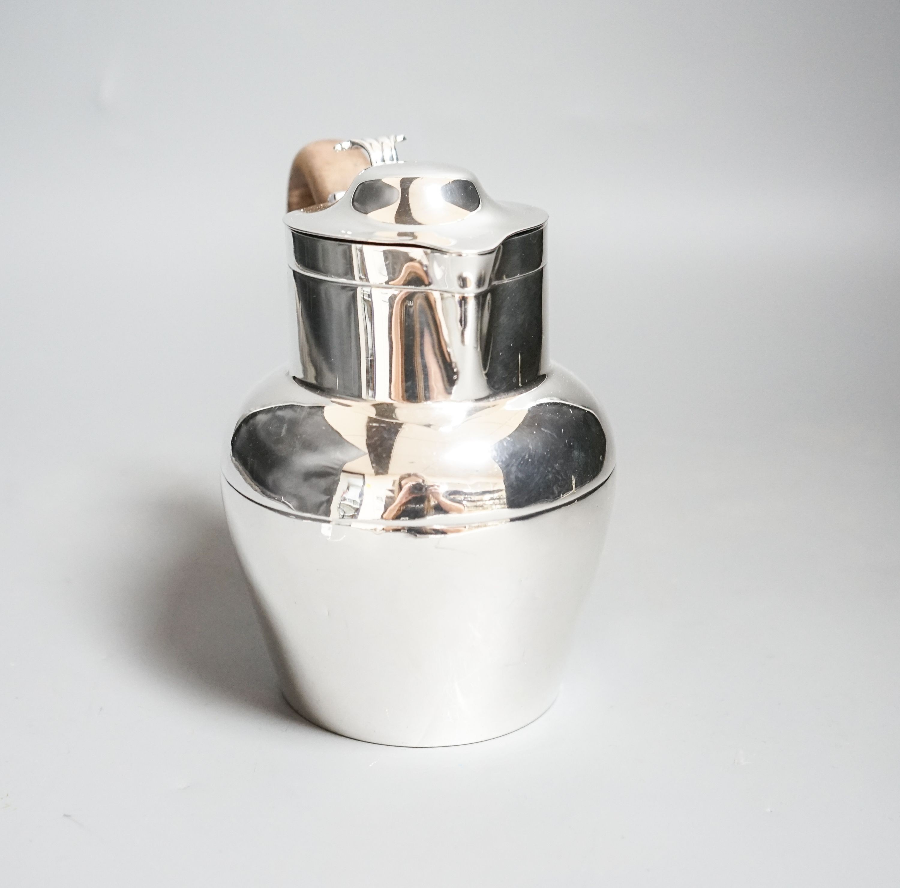 An Edwardian silver 'Jersey can' hot water jug, Sheffield, 1902, height 15.1cm, gross weight 11oz.